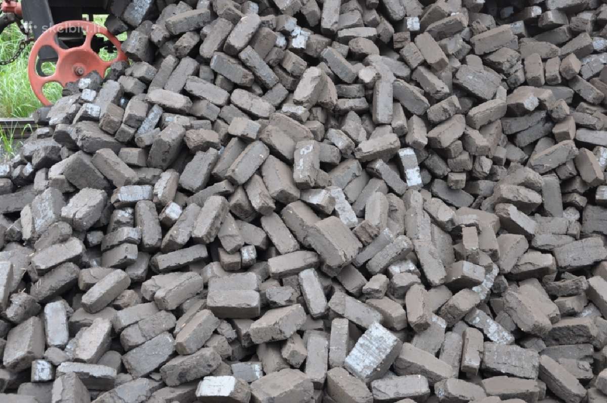 Durpių briketai, malkos konteineriuose