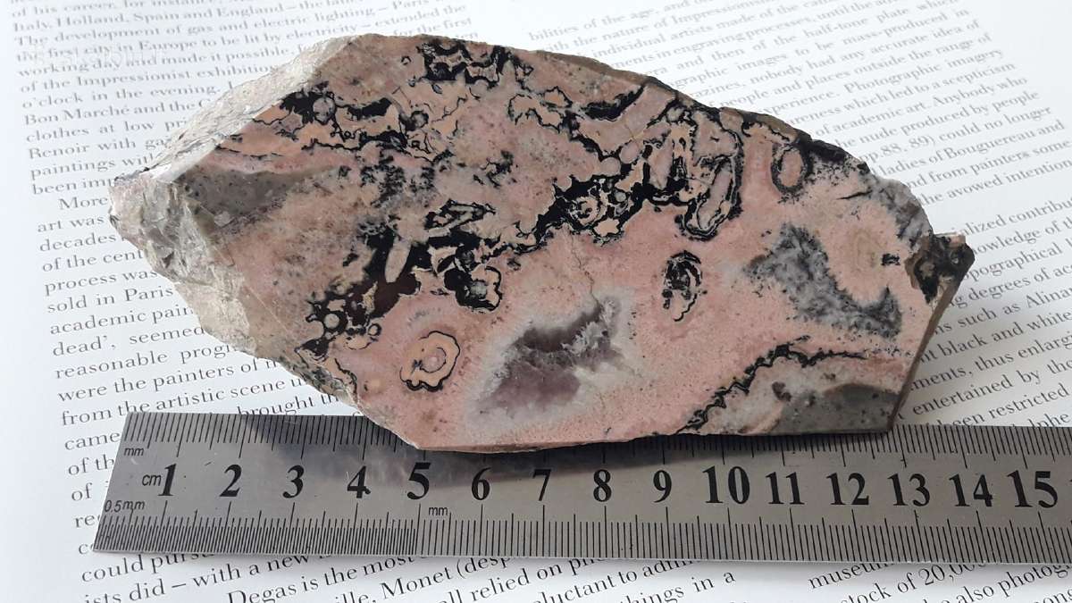Rožinis rodonitas su juodais elementais 468 g