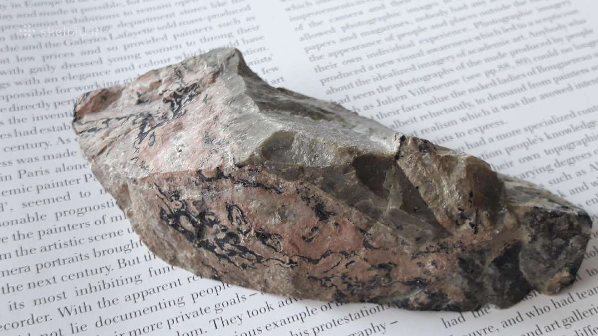 Rožinis rodonitas su juodais elementais 468 g - nuotraukos Nr. 7