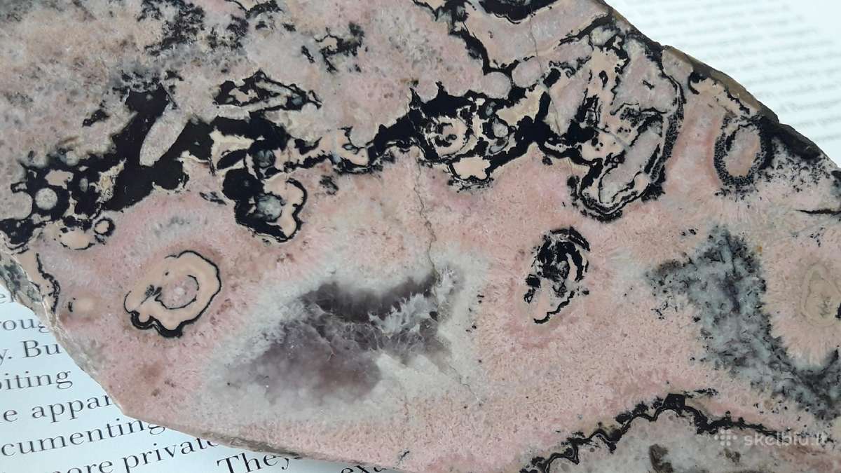 Rožinis rodonitas su juodais elementais 468 g - nuotraukos Nr. 8