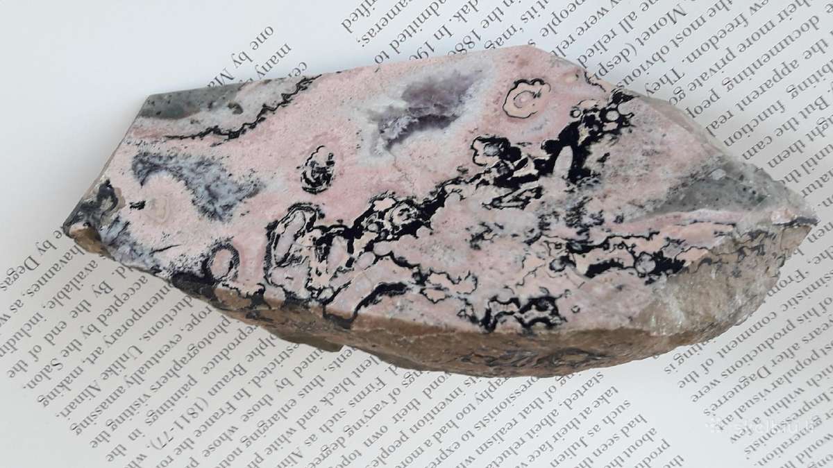 Rožinis rodonitas su juodais elementais 468 g - nuotraukos Nr. 5