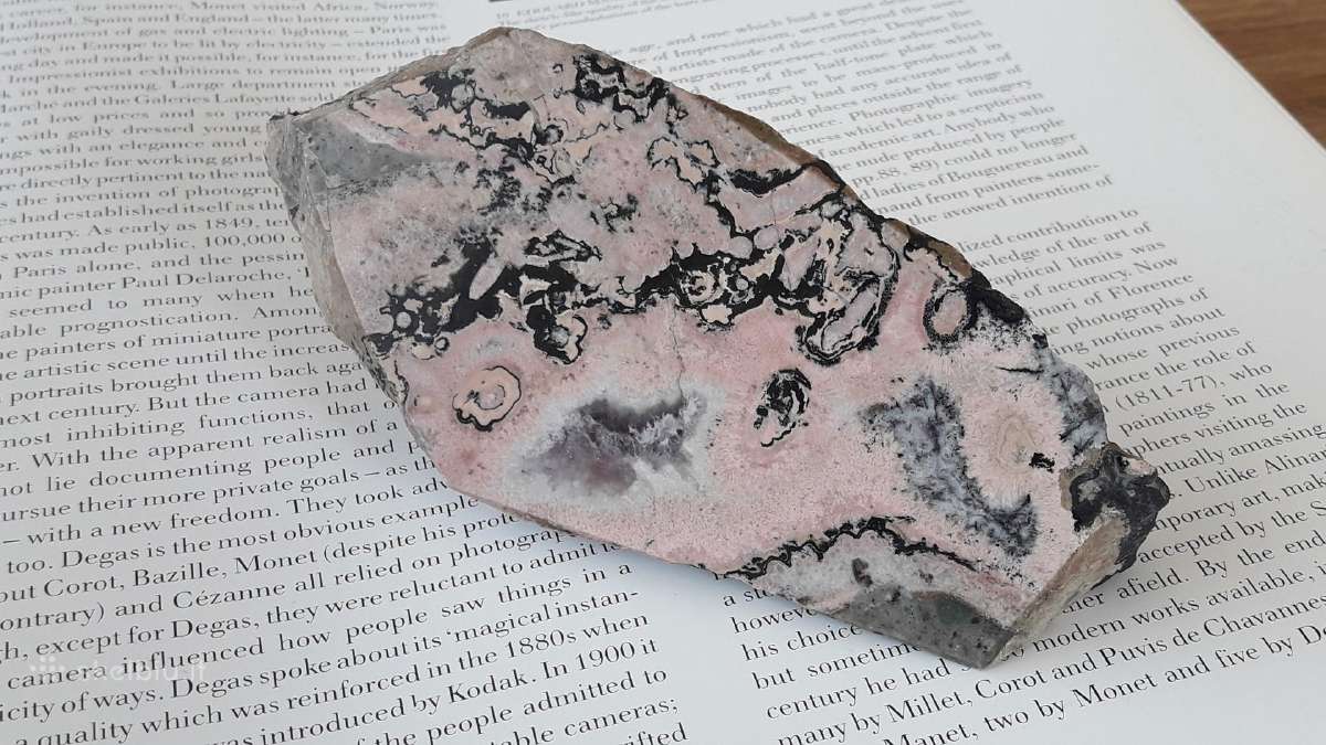 Rožinis rodonitas su juodais elementais 468 g - nuotraukos Nr. 4