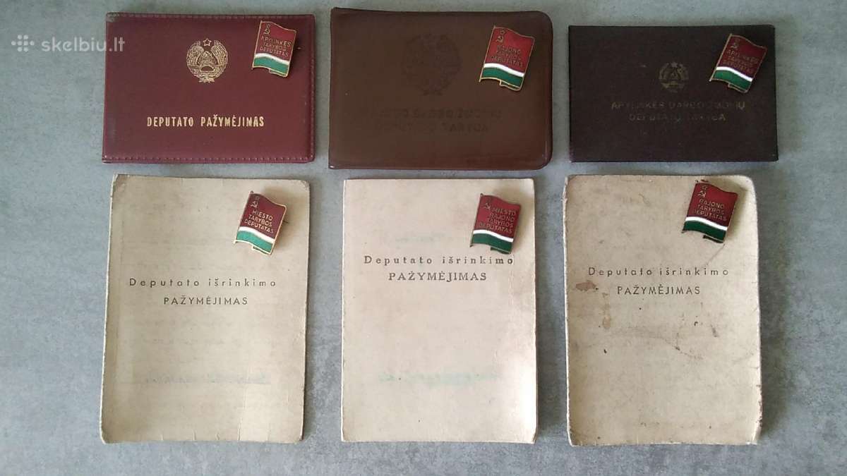 Deputatų ženkleliai su pažymėjimais.
