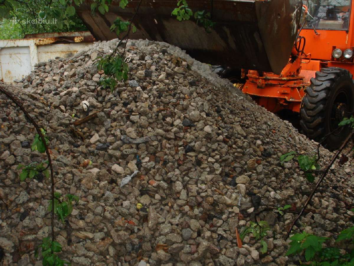 Trumpina betono plytų skalda
