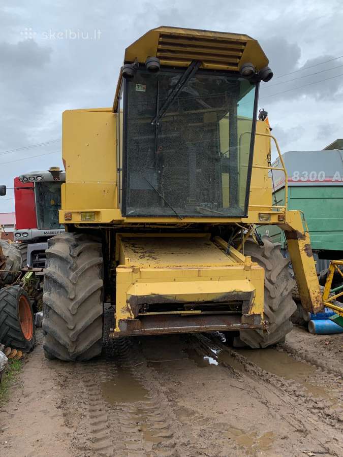 Kombainas New Holland Tf44 ardomas dalimis