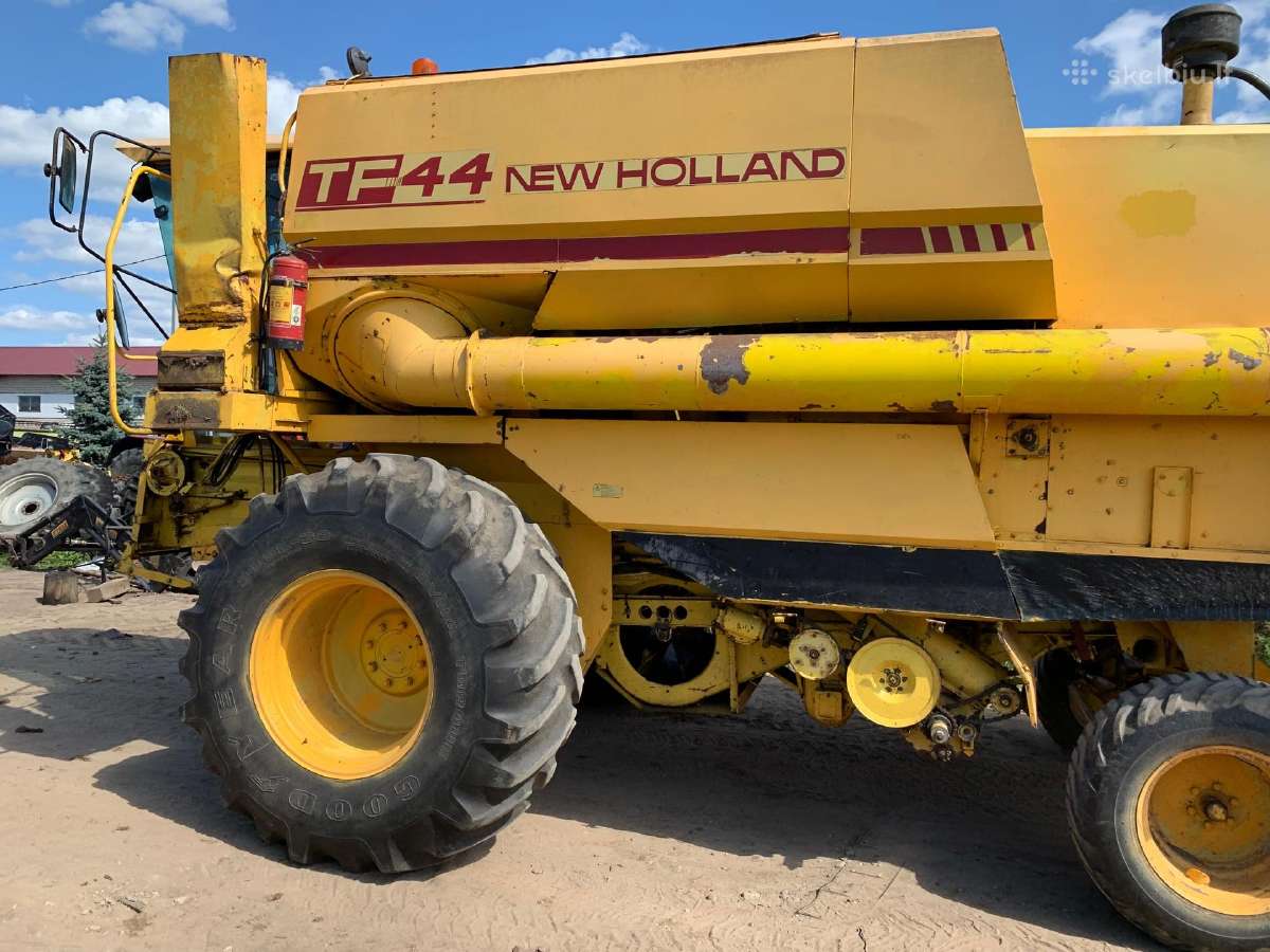 Kombainas New Holland Tf44 ardomas dalimis - nuotraukos Nr. 5