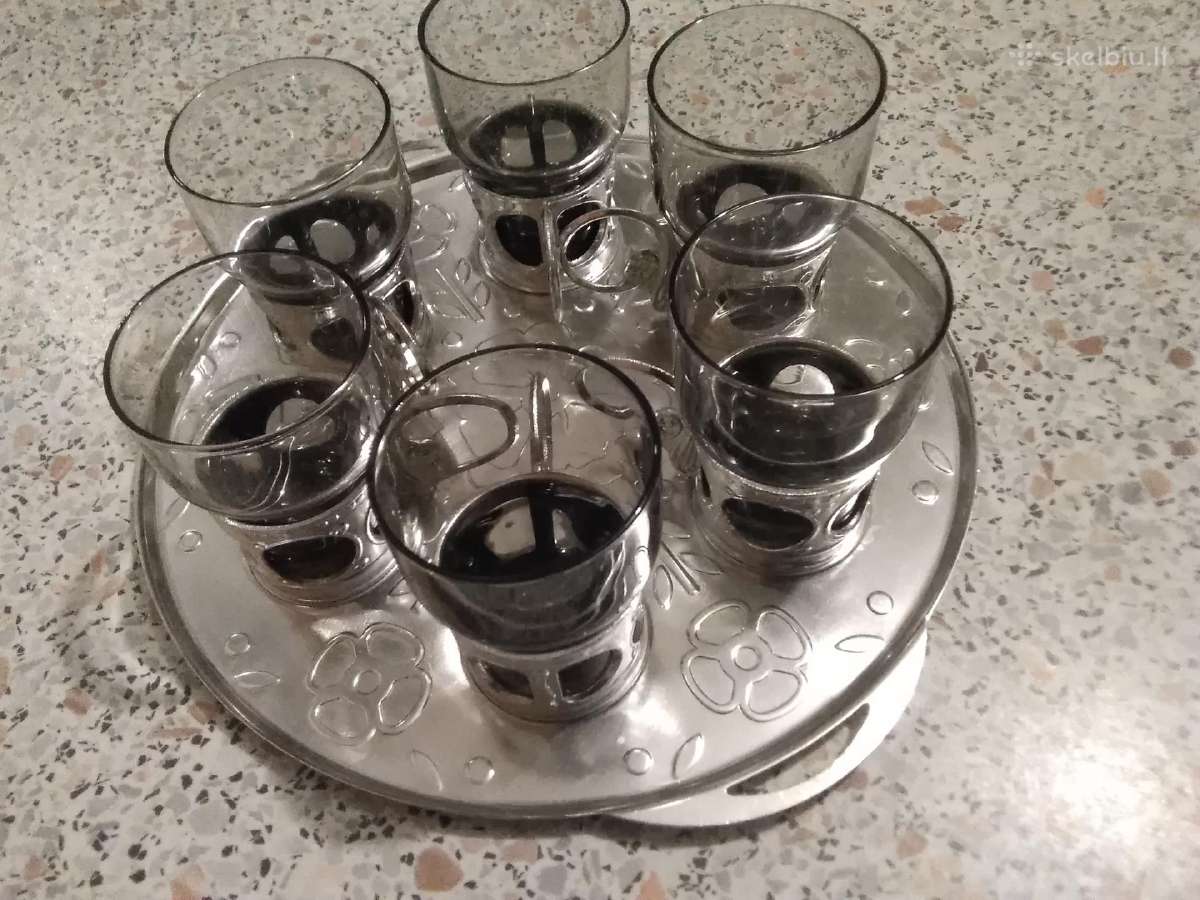 Stikliukai su meteliniu laikykliu ir ant padeklo
