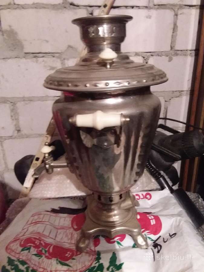 Seną somovarą, veikiantis kolekcijai.