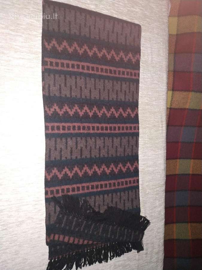 Didelis, storas, minkštas šalikas su kutais