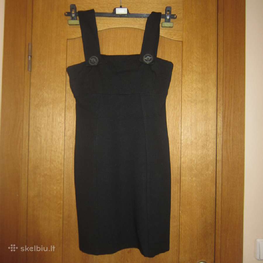Juoda suknelė ant petnešų