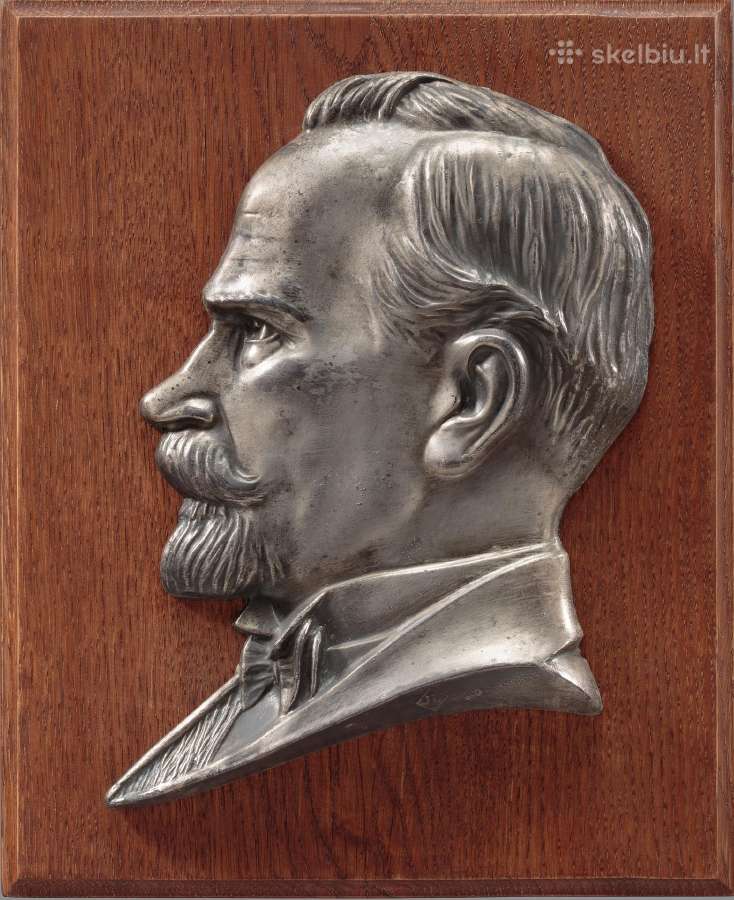 Pirksiu senus bareljefus, statuleles,apdovanojimus