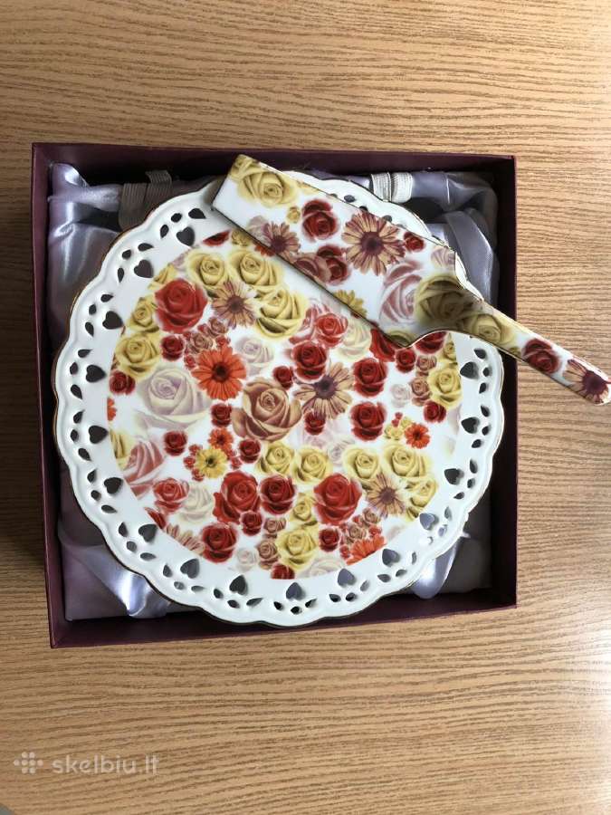 Porcelianinė tortinė.nenaudota,su dėžute.