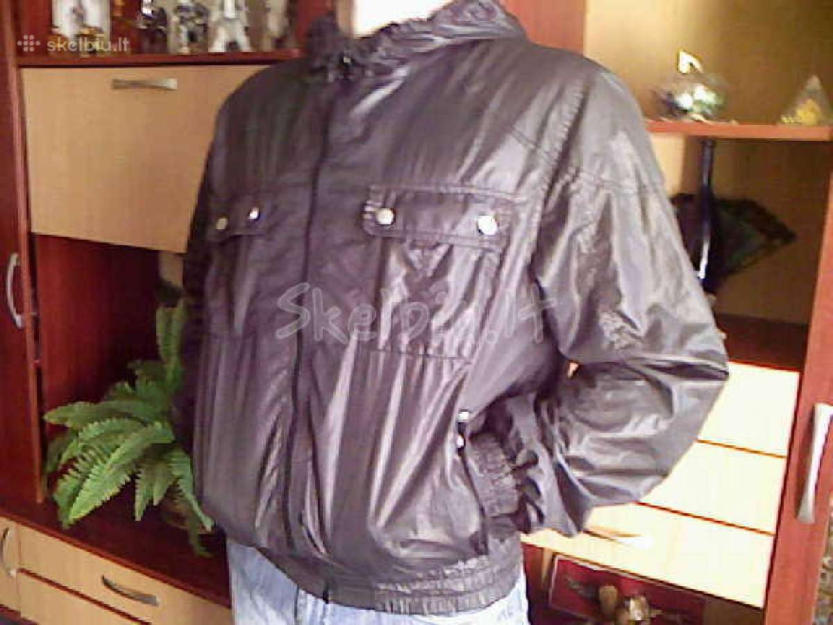 Juoda ,plona denim striuke su kapisonu.