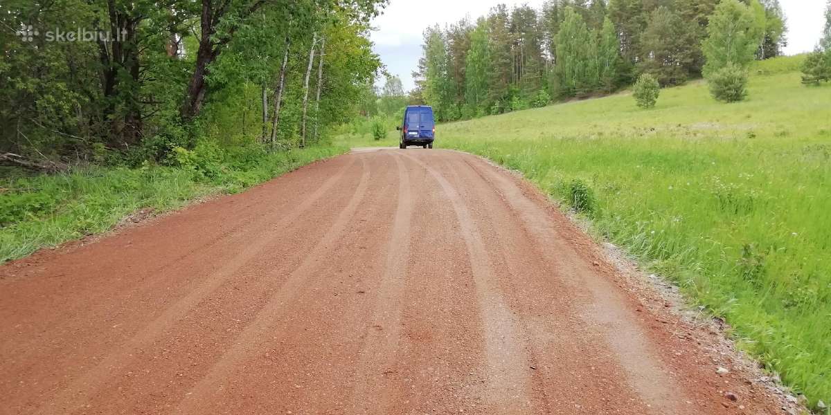 Priemonė nuo gruntinių kelių dulkėjimo