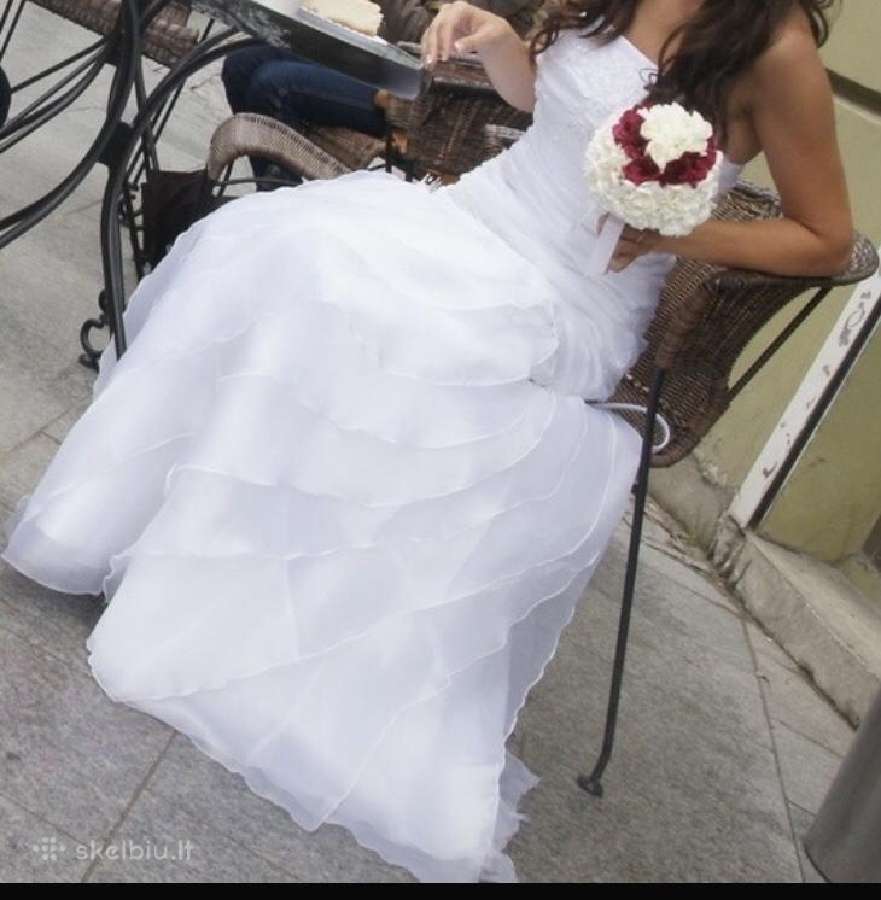 Vestuvinė suknelė ir bateliai