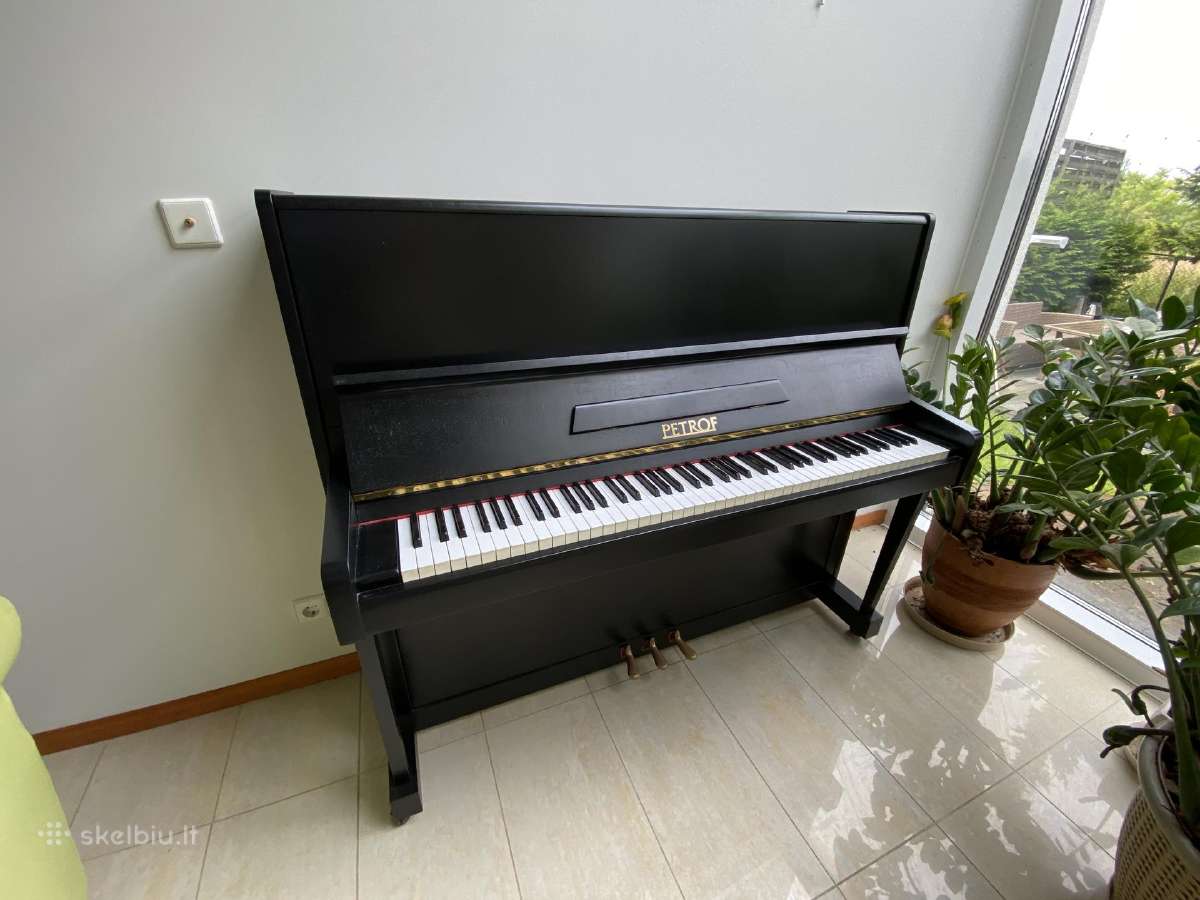 Prabangus Petrof pianinas