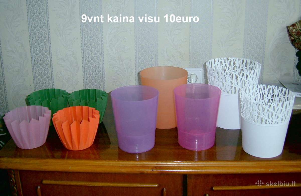 Geliu plastmasiniai vazonai.