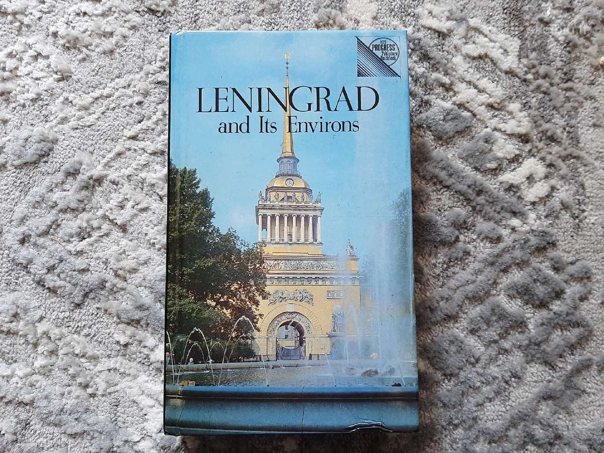 Knyga Leningrad and Its Environs 1977m