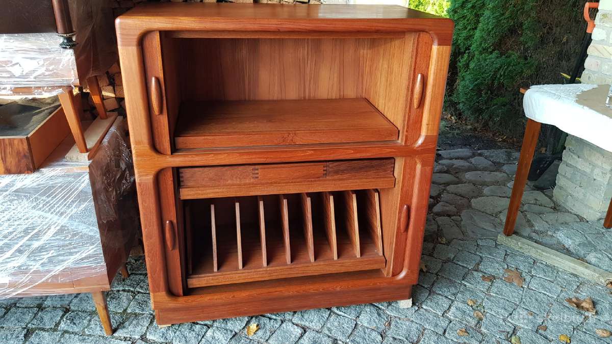 Vintažinė mid century tikmedžio masyvo spintelė