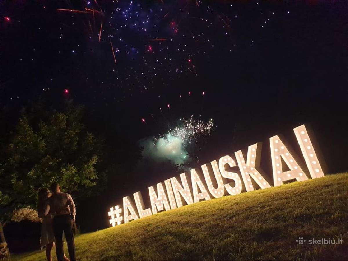 Šviečiančios raidės, palapinės, arkos, įranga