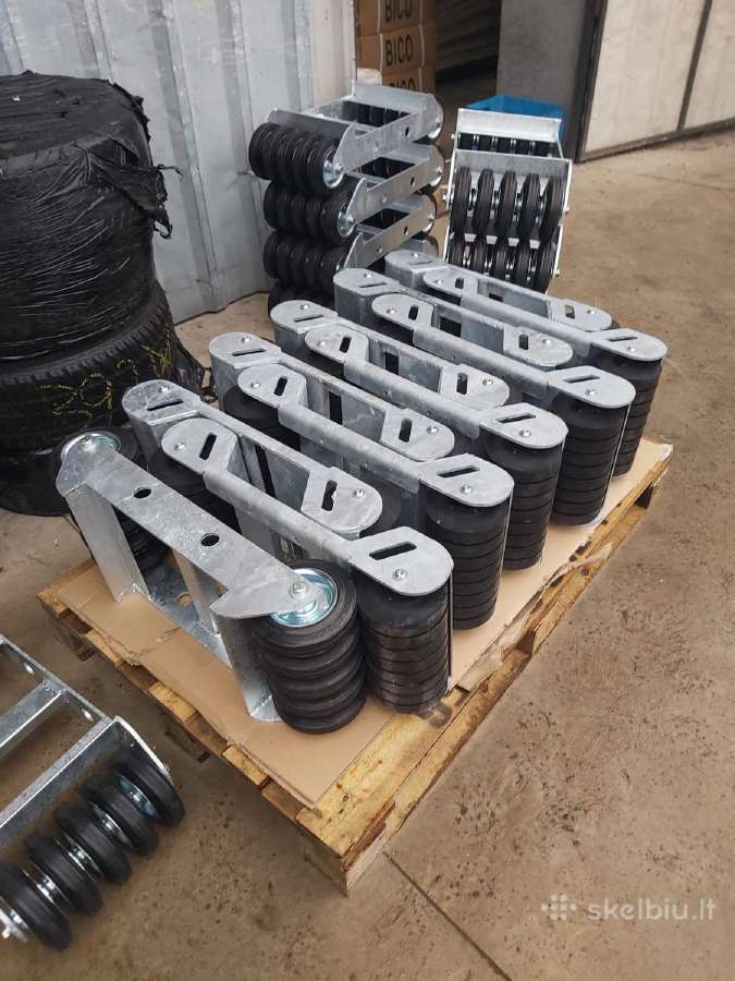 Tvirti vežimėliai daužtų auto transportavimui