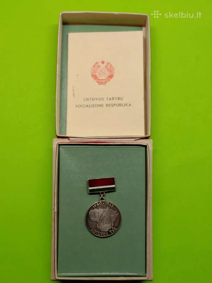 Medaliukas, dokumentas, dėžutė.