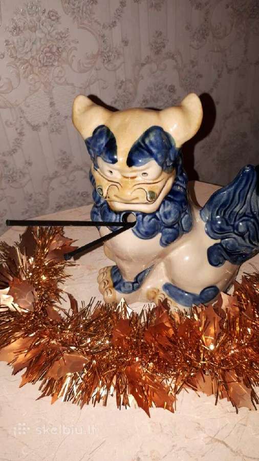 Porcelianine Drakono statulele is Japonijos