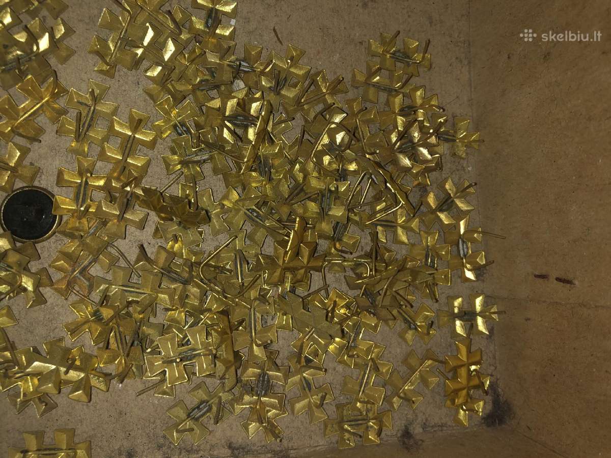 Dvigubo kryžiaus ženkliukai i uniforma