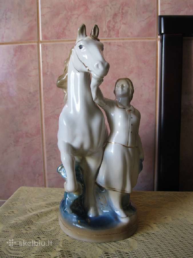 Porceliano statulele is CcccCCCP.zr. foto.