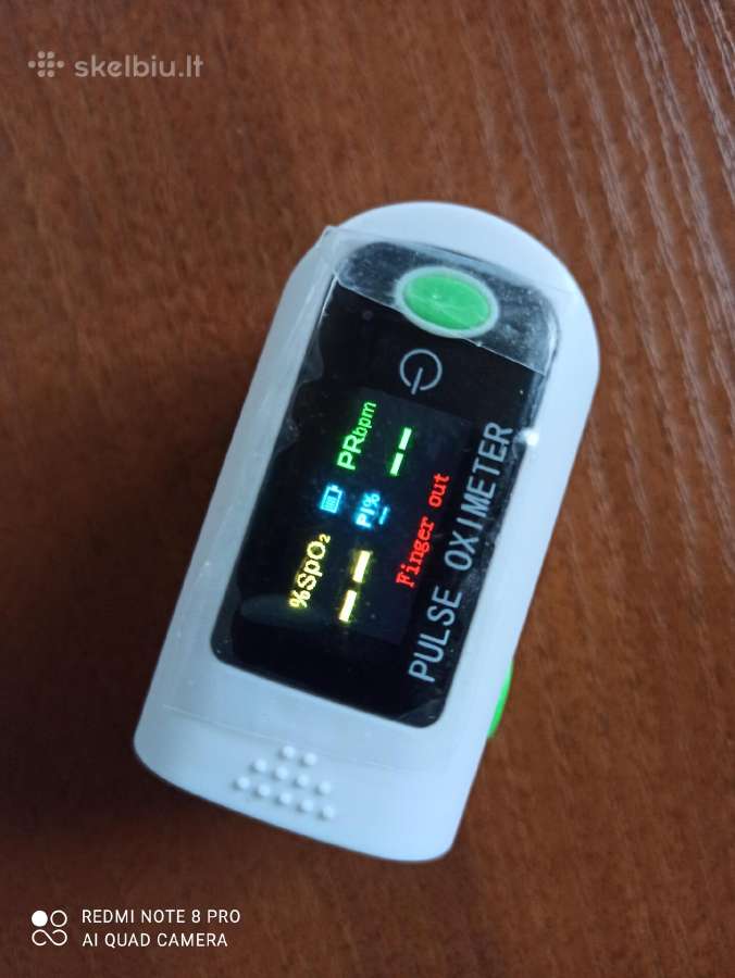 Pulsoksimetras su Oled ekraneliu ir dėklu.