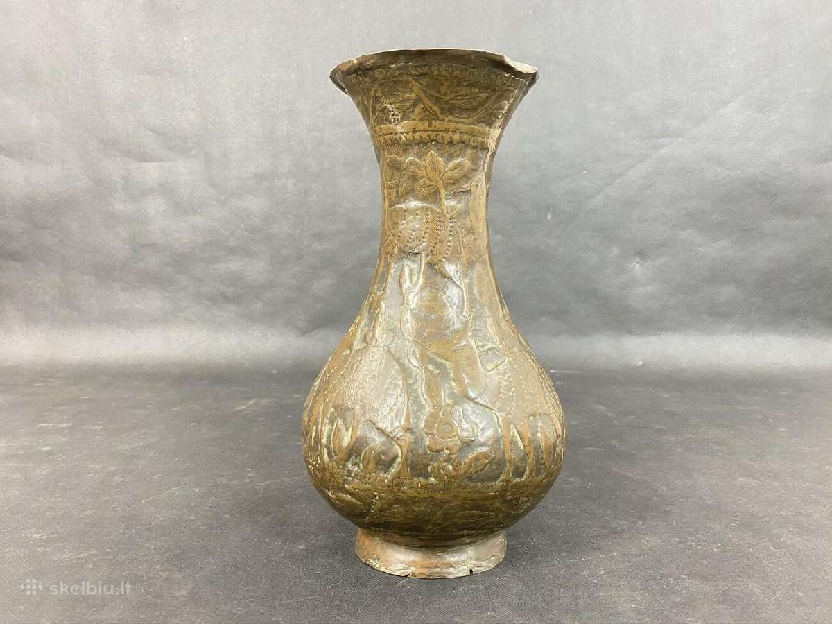 Senovinė žalvarinė vaza su ornamentais