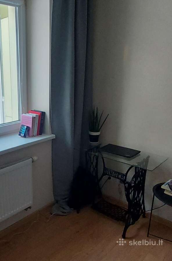 Singer staliukas su stikliniu viršumi