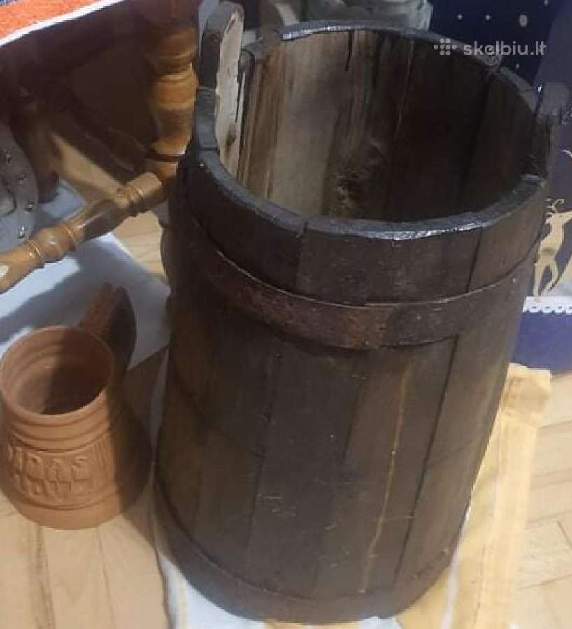 Medinė sviestamušė ir molinis bokalas