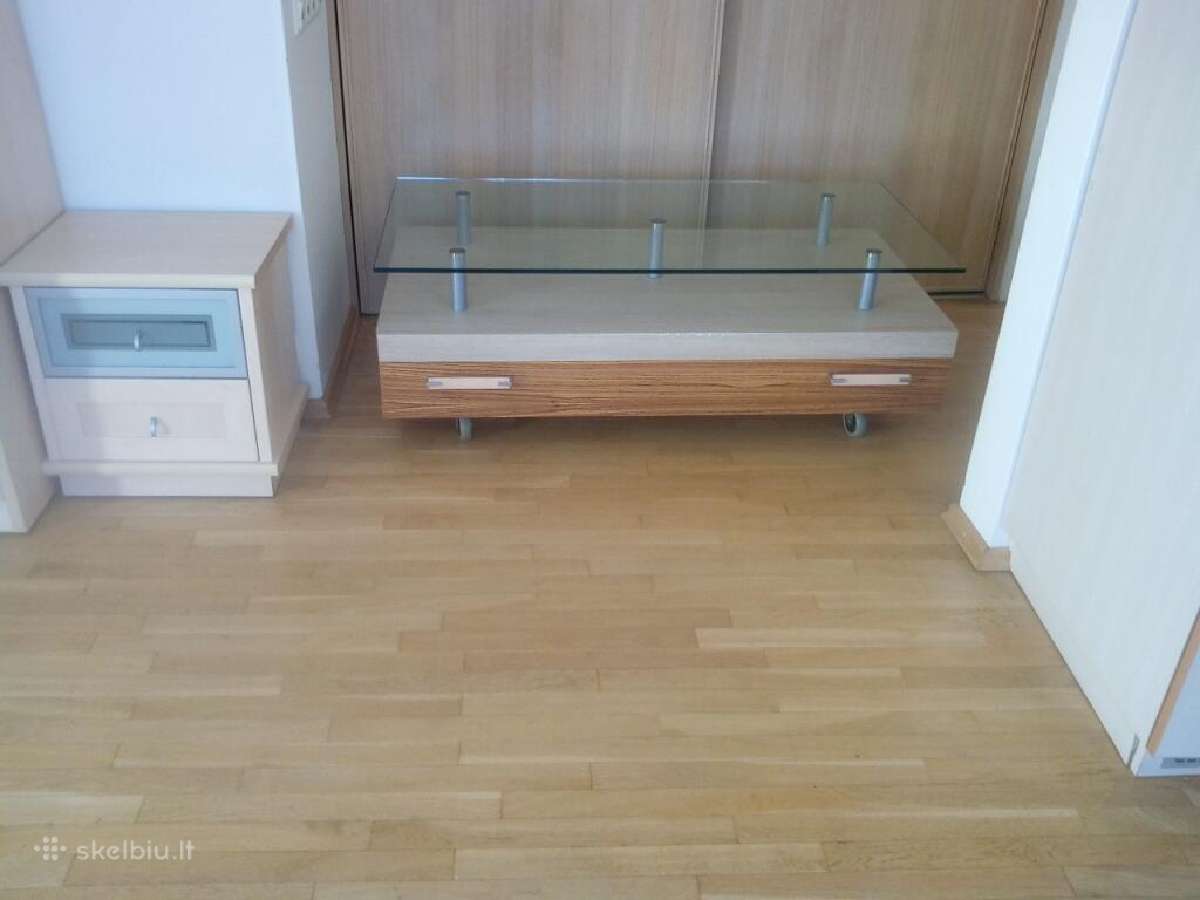 Stalas stikliniu paviršiumi