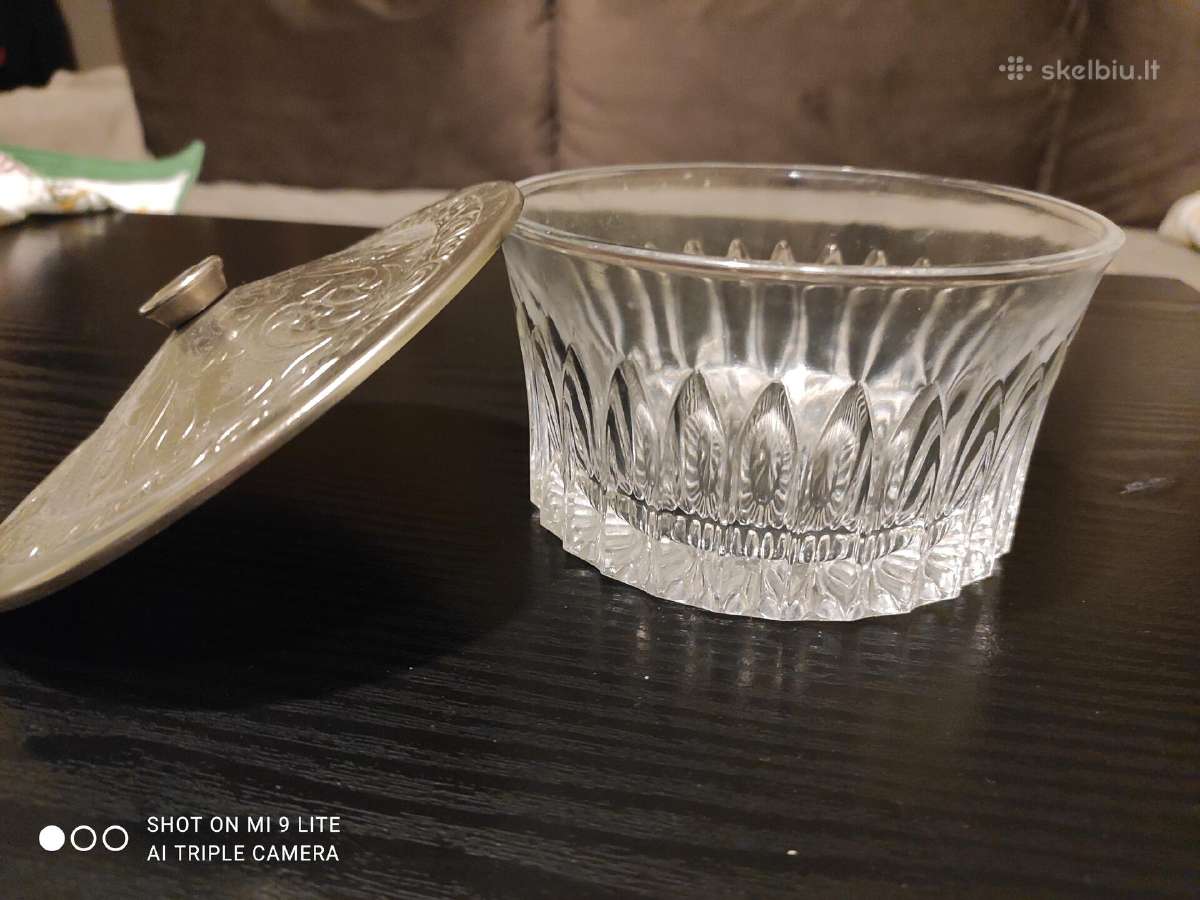 Saldaininė, cukrinė su metalinių dangtelių