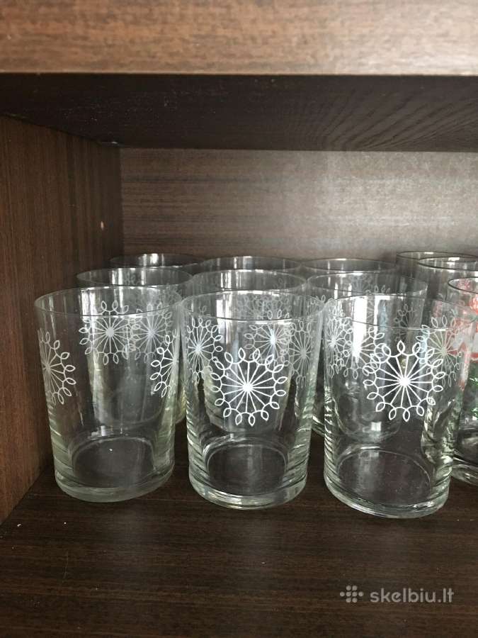 9 stiklinės