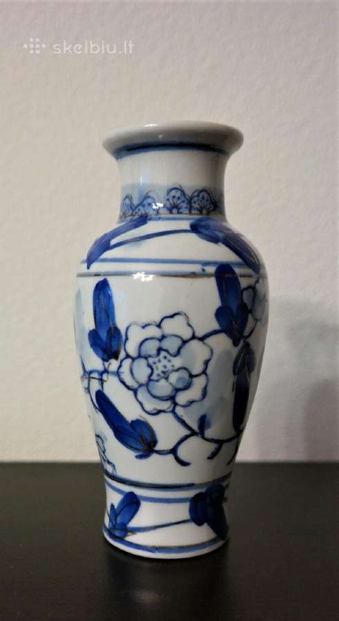 Vazelė mėlynu ornamentu