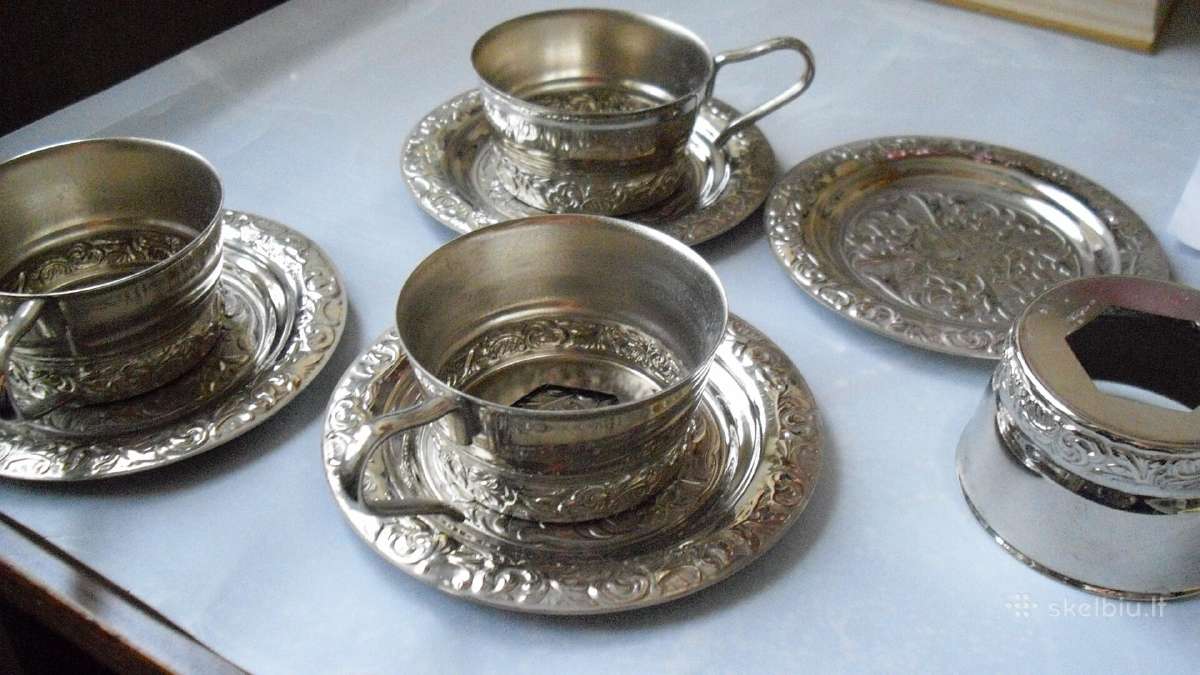 Arbatos rinkinys-4 metalin. laikikliai su lėkštut