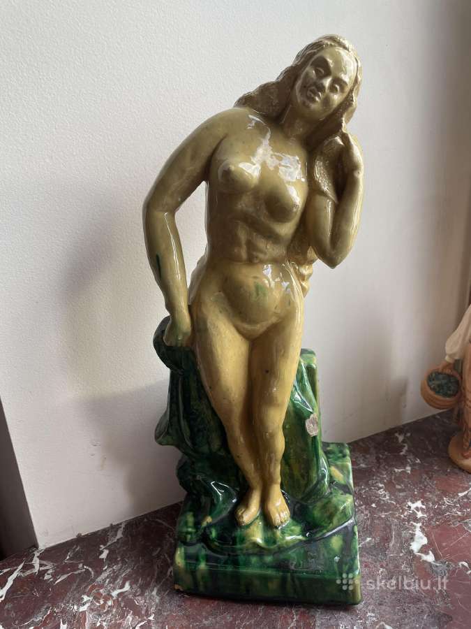 Lietuviška molinė moters skulptūra