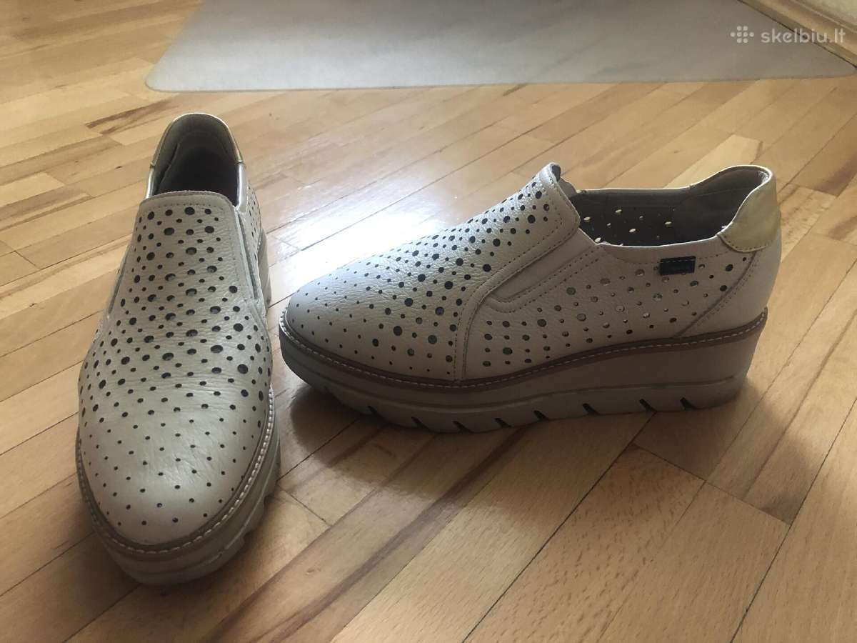 Moteriški pusbačiai Callghan