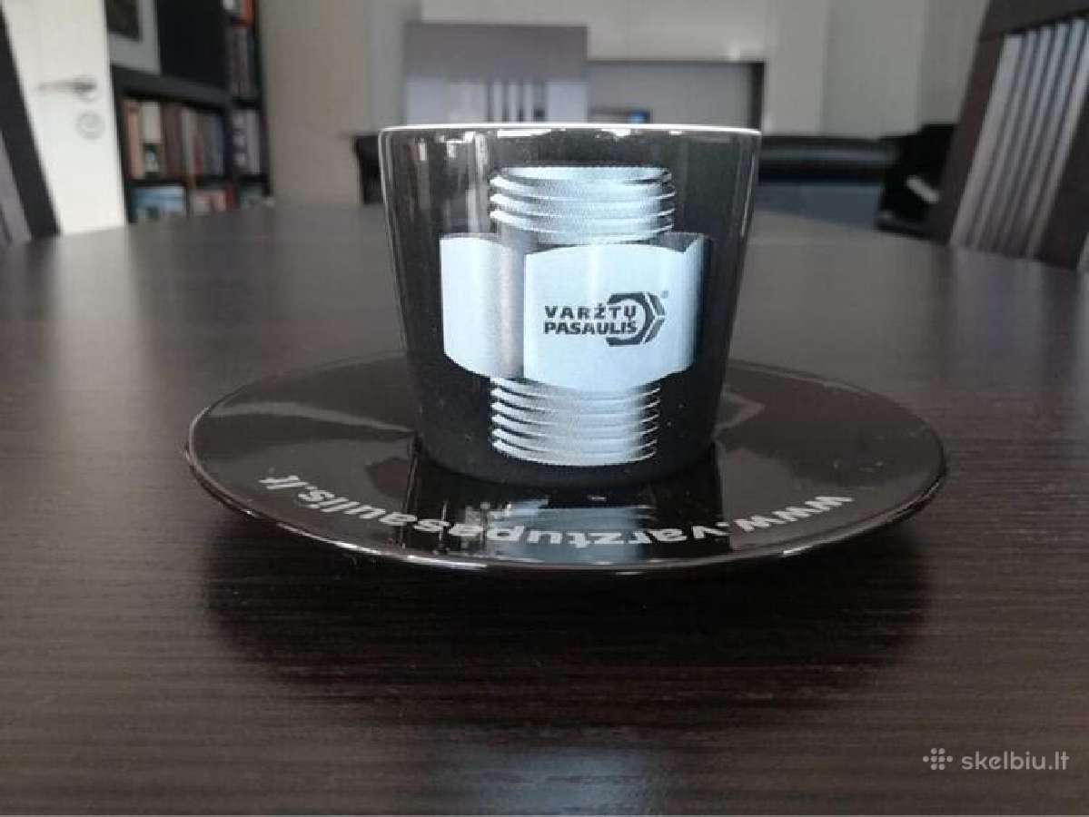 Varžtų pasaulio reklaminis puodukas su lėkštute.