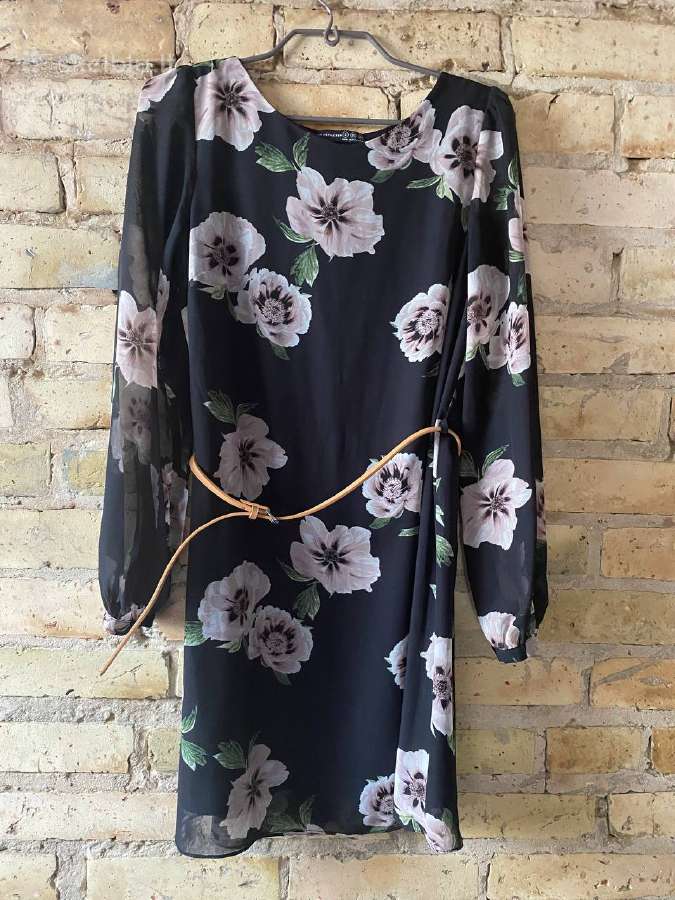 Juoda suknelė su gėlėmis
