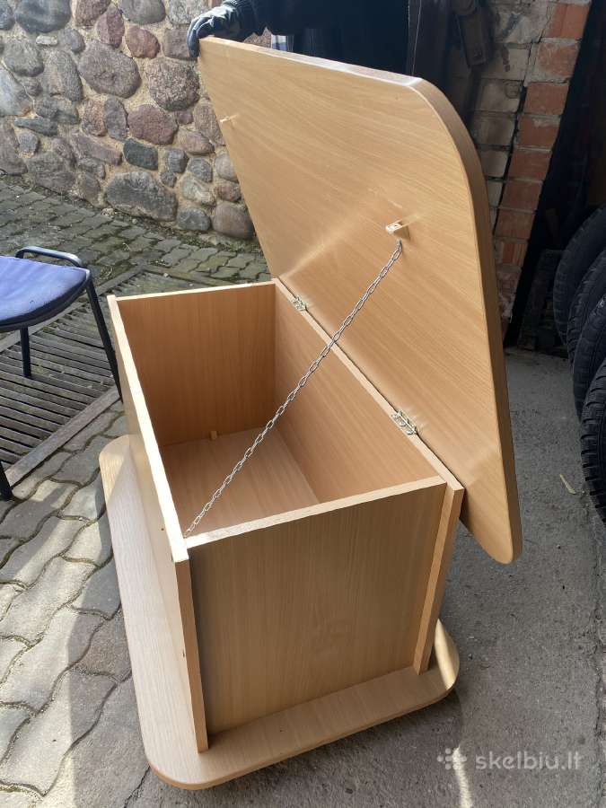 Stalas ant ratuku su deze - nuotraukos Nr. 2