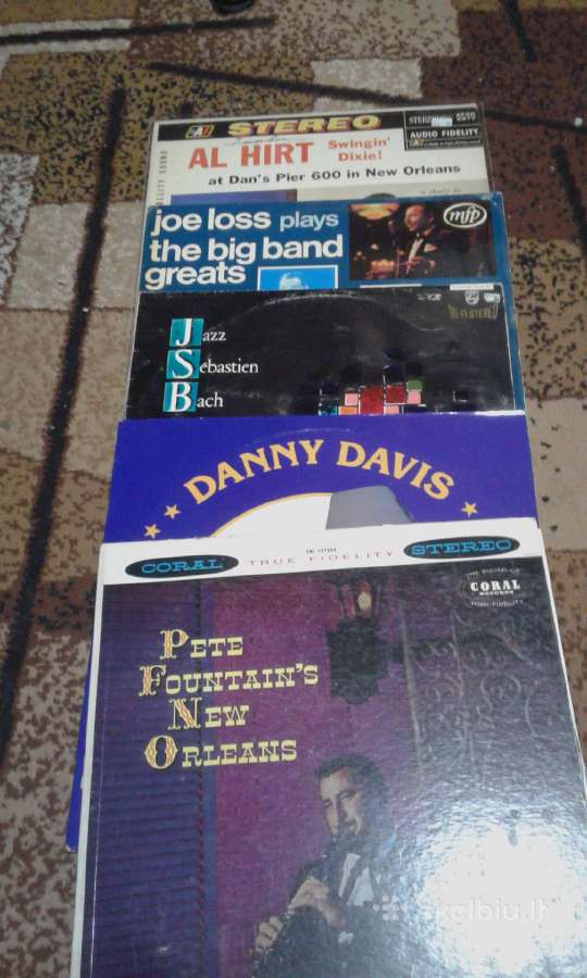 Perku CD kompaktus, audio kasetes, plokšteles.