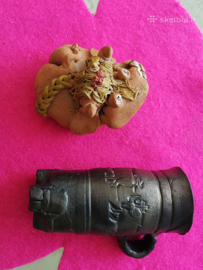 Molines figureles, ąsotelis