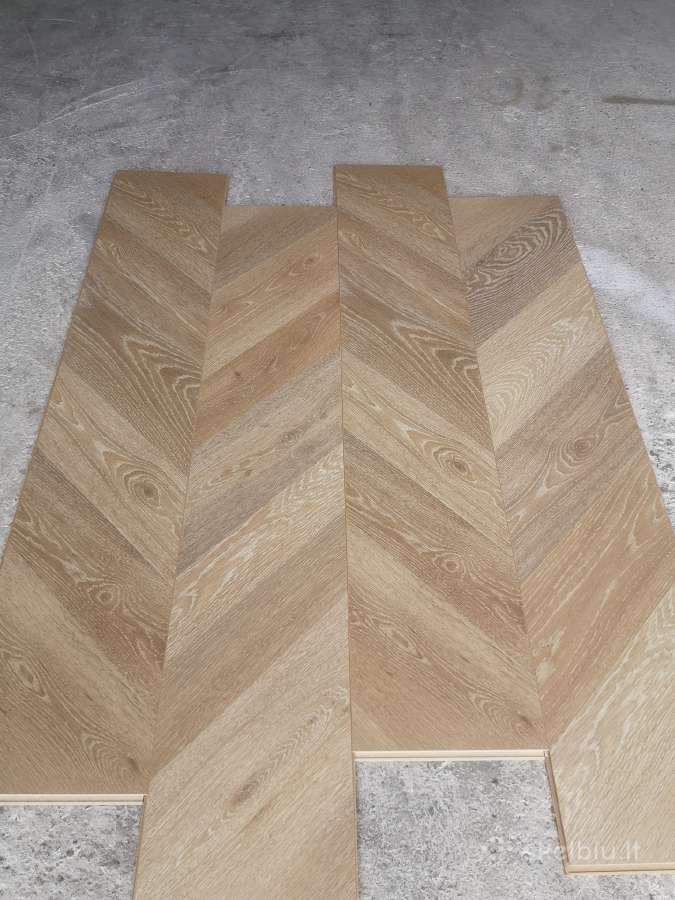 Laminatas 8mm 32atsp eglutė dedasi