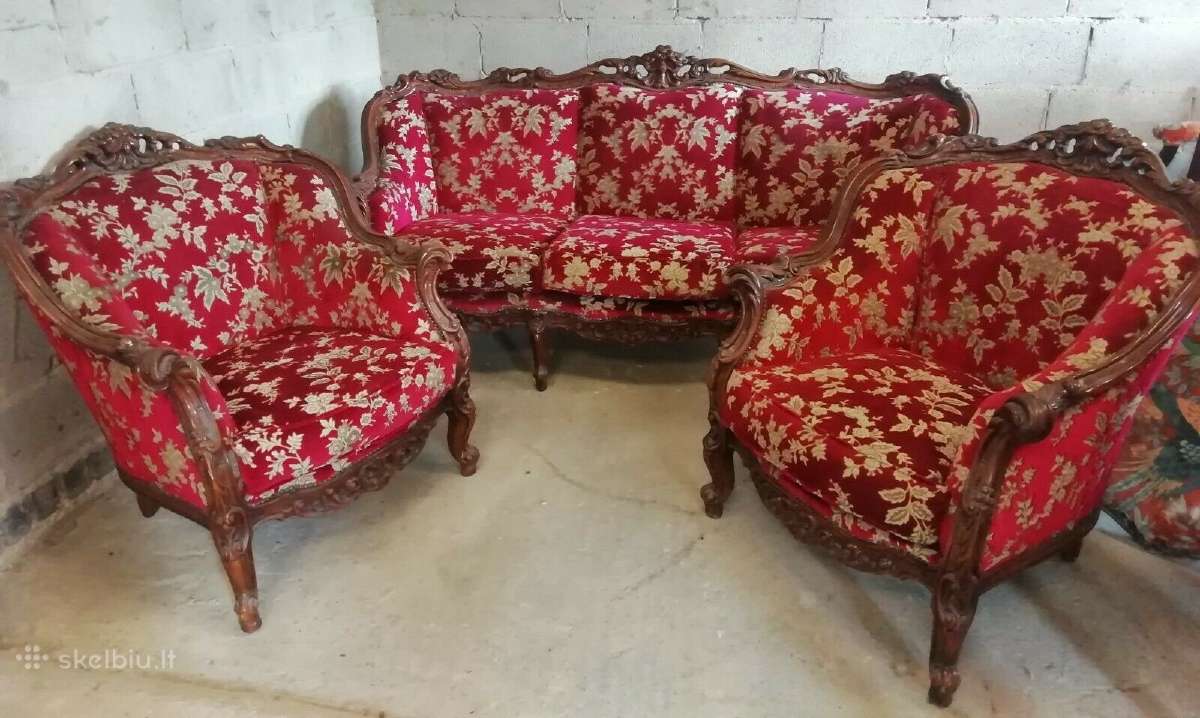 Trisede sofa ir du foteliai su drozinukais