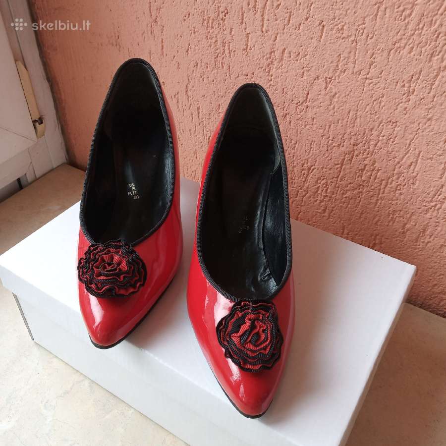 Raudoni elegantiški bateliai