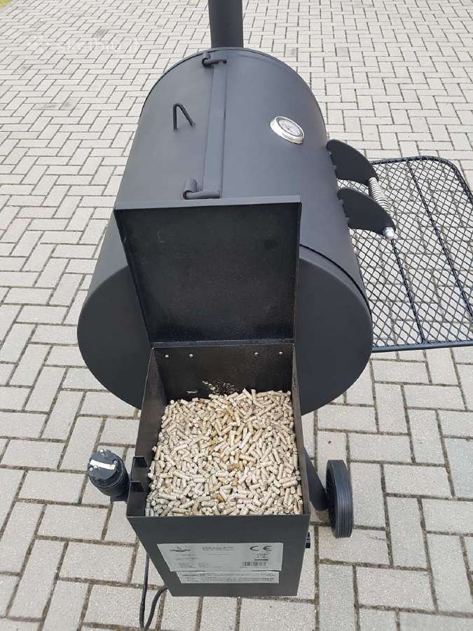 Medžio granulių kepsninė ir žuvies rūkykla