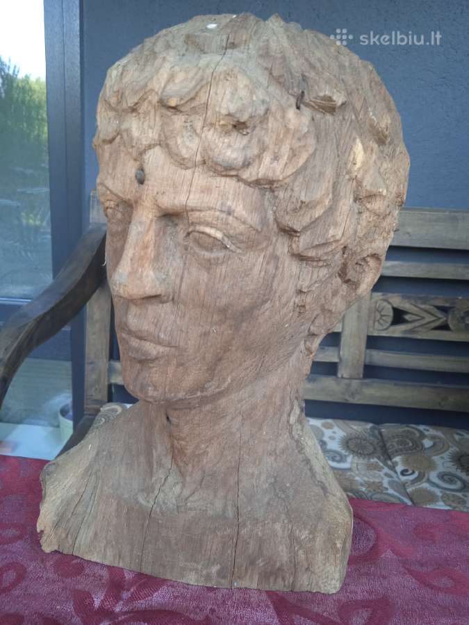 Labai sena medine statulele